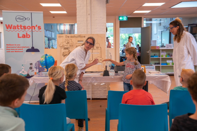 Wattson's lab met kinderen