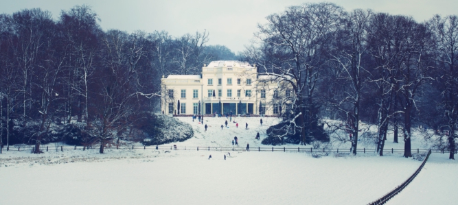 Witte Villa Sonsbeek in de sneeuw