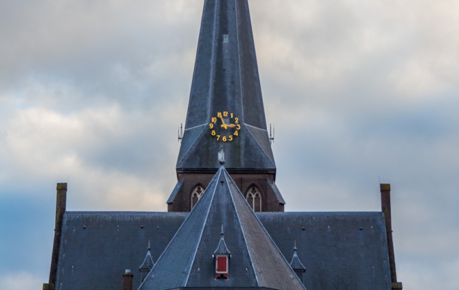 Klokkentoren van de Martinuskerk aan de Steenstraat