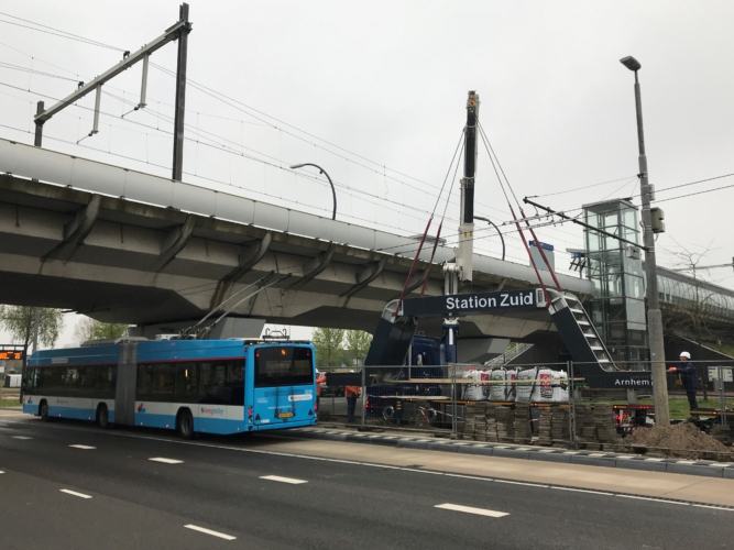 2021.04.30 – FOTO – Groene bushalte Arnhem Zuid wordt geplaatst