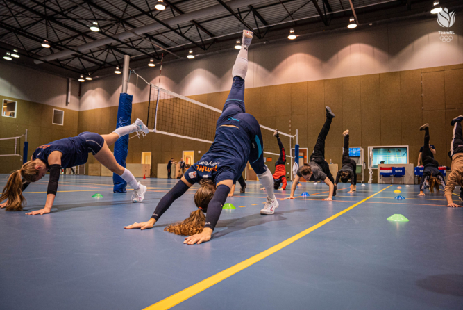 Volleybaltraining tijdens artists en sporters in residence